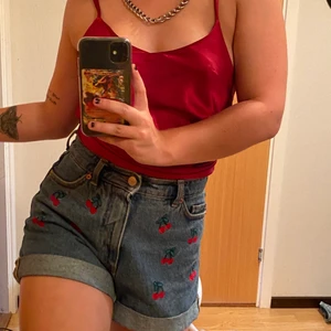 Körsbärshorts  - Jätte söta mom shorts men broderade cherries på