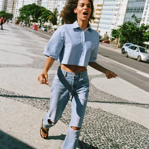 Raka zara jeans - Superpopulära zara jeans som är helt slutsålda i storlek 38 som passar mig med w28 i jeans. Jag på bilden är 174cm