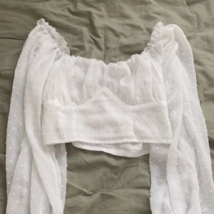 🦋Söt Vit blus (strl Xs/S)🦋 - En jätte fin blus som jag säljer pga att den tyvärr nt kommer t användning. Pris kan diskuteras. Köpare står för frakt🦋✨