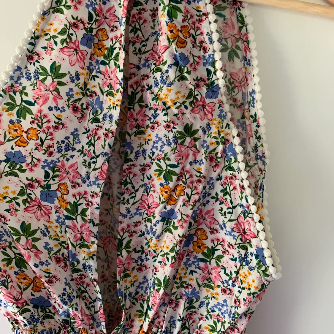 Playsuit med öppning i ryggen. - 90