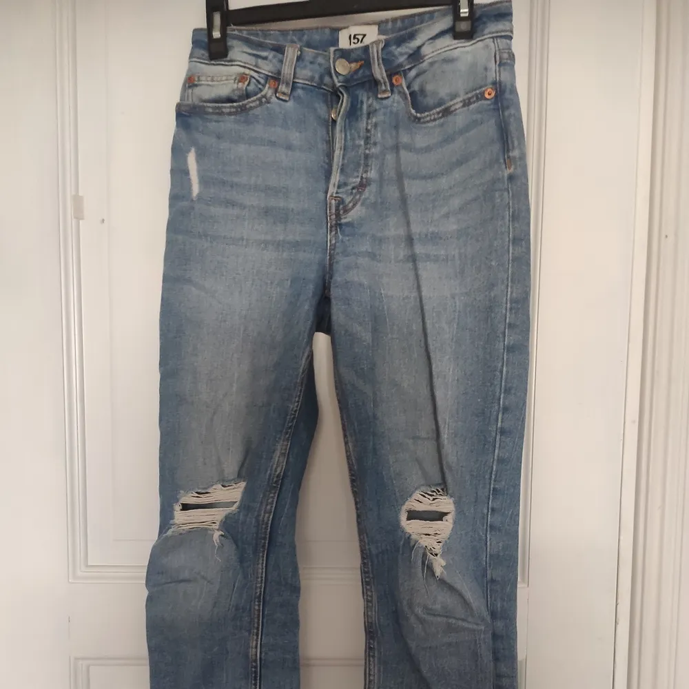 Jeans från lager157 med hål i knäna! Det är relativt stretchigt material, och de slutar i ankellängd på mig som är 160 ✨☀️. Jeans & Byxor.