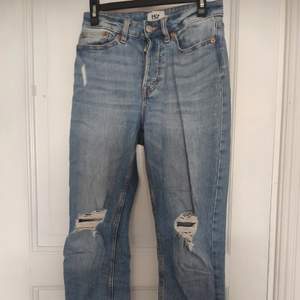 Jeans från lager157 med hål i knäna! Det är relativt stretchigt material, och de slutar i ankellängd på mig som är 160 ✨☀️