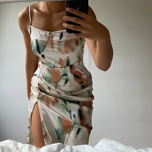 Klänning  - Klänning i storlek S, har endast använt en gång. I  nyskick