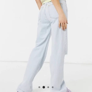 Pull and bear jeans - Säljer dessa snygga jeans från pull and bear, slutsålda på asos där jag köpte dem. Storlek 40 och väldigt långa, de e för långa för mig som är 173 💛💜💚
