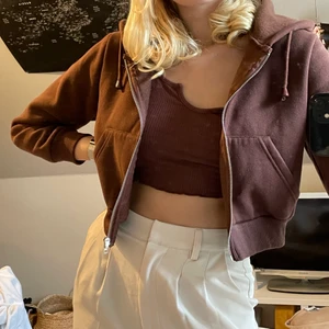 Huvtröja  - Höstig supermjuk kofta som aldrig kommit till användning. Den är lite croppad vilket är skitsnyggt till ett par högmidjade byxor. Extremt mjuk inuti och gosig att ha till hösten. 