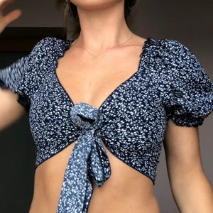 Knyt topp - Säljer denna gulliga knyttopp med puffärmar. Den är supersöt och formar ens kropp fint👍 Kommer tyvärr inte till användning hos mig, inga skador eller så!