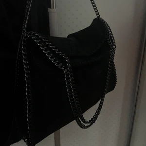 Stella Mccartney liknande väska - Intressekoll på min Stella Mccartney LIKNANDE väska i den större modellen! Den är aldrig använd och passar perfekt till skolan eller liknande!! Buda i kommentarerna över 200 ( tillkommer frakt ), för mer bilder kom privat ⚡️⚡️