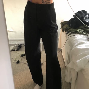 Svarta kostymbyxor i full length  - Säljer mina svarta kostymbyxor, LÅNGA, då jag har ett par andra, dessa är helt nya!