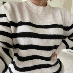 Stickad randig tröja  - Intressekoll på denna snygga randiga tröjan ifrån H&M. Slutsåld i strlk XS passar XS-M. Tvättas givetvis innan den skickas iväg. Köp direkt för 300