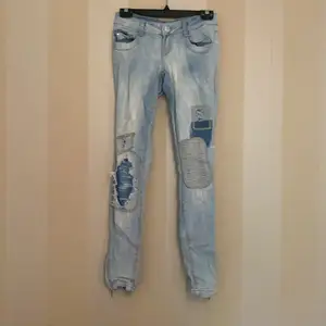 Ljusblå lågmidjade jeans med patches