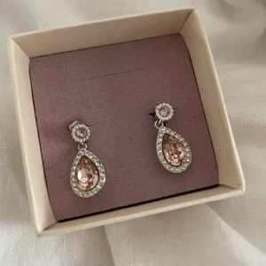 Lilly and rose örhängen  - Örhängen från Lilly and rose. Aldrig använda