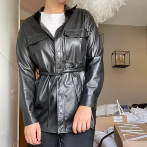 Svart skinnjacka - Supersnygg svart skinnjacka som jag funderar på att sälja beroende på om många är intresserade. Nypris 500, från kapphal. Storlek S