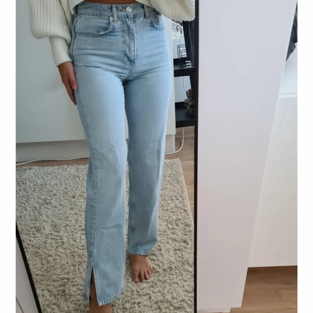 Ett par jeans från Gina Tricot i 90's Petite modellen, i storlek 34. Är 165cm lång för er som undrar. Priset är med inkluderad frakt, klart och ej prutbart!. Jeans & Byxor.