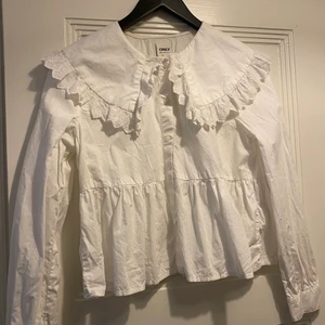 Skjorta med krage  - Skjorta med krage från ONLY. Strl 38 (men liten i storleken)! 