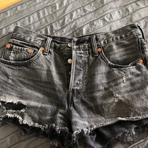 Levi’s 501-shorts, S - Shorts från Levis som bara har blivit användna ett fåtal gånger. Gråa i färgen och medelhög midja! 