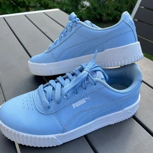 Puma Sneakers - Super snygga och coola sneakers som tyvärr är lite för små för mig🥺 Som nya! Storlek 37. Köparen står för frakt🥳💘