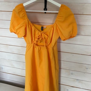 Klänning  - Jättesöt klänning från H&M som aldrig kommit till användning, köptes i slutet av sommaren så jättebra skick!!!!🧡🧡🧡🧡 Skulle säga att den är väldigt liten i storleken. 