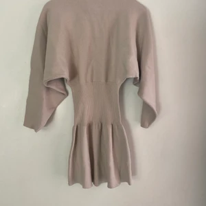 Stickad klänning Zara - Denna klänningen är så himla fin och bekväm! Går att använda sommarkvällar samt vår höst och vinter dagar. Köpte den för 699kr och använt den väldigt få gånger. Den ser ut som ny och sitter otroligt fint på kroppen. 