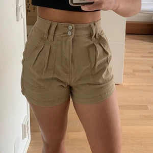 Hollister shorts  - Säljer mina sköna Hollister short som har knappt kommit till någon användning. De är jättestretchiga och mjuka! Storleken är 0 (amerikansk storlek) men de är nästan för stora på mig som brukar ha 25 i midjan på byxor och storlek xs-s och skulle säga att de passar till folk som är xs-m beroende på hur man vill att de ska sitta. Frakten ingår inte men jag kan mötas upp i Göteborg:)