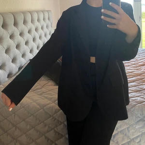 Svart oversized kavaj - Skit snygg svart oversized kavaj! Ett svagt rutigt tyg, se bild 2. Jag är en stl S i vanliga fall. Inga hål eller fläckar. Aldrig använd då jag har många liknande! Köpt second hand för 400kr. Skriv för fler och bättre bilder!