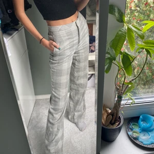 Kostymbyxor  - Säljer dessa fina kostymbyxor som tyvärr inte kommer till användning längre. Sitter superfint i midjan och rumpan💕