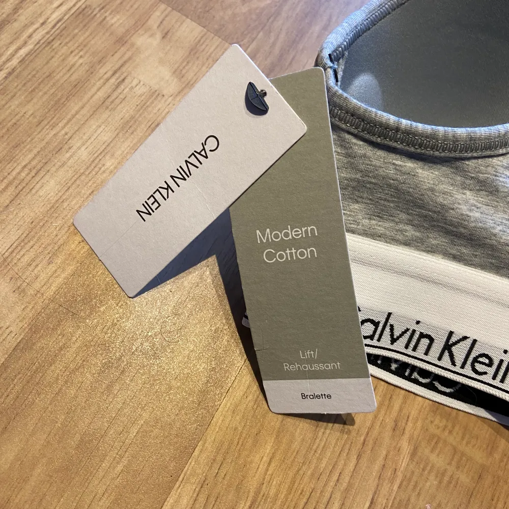 Säljer Calvin Klein bralette. Helt OANVÄND, säljes pga för liten storlek. Storlek: S/70B. Nypris: 500kr. Övrigt.