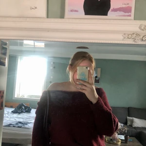 Stickad off shoulder - Vinröd stickad off shoulder tröja. Använd men ej någon skada. Storlek M, men skulle säga att den är lite over sized så passar L beroende på hur man vill att den ska sitta 
