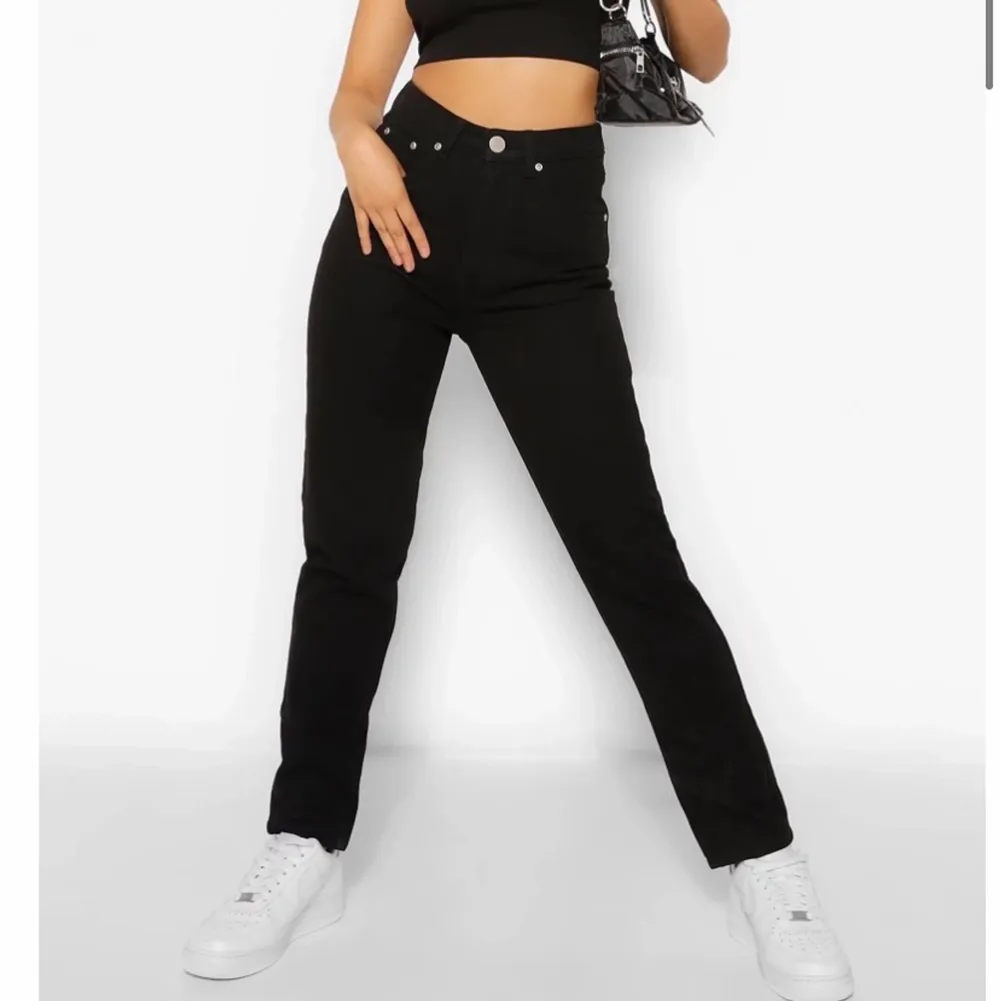 Oanvända jeans från Boohoo. Storlek 34, skulle kunna passa som en 32 också✨ Pris kan diskuteras vid snabb affär. Jeans & Byxor.