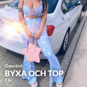 Byxa och topp - Oanvänt sett! Storl M på båda! Vill man köpa något separat så funkar de oxå! Ljusblått med stjärnor på! Fullt sett 1500kr Byxa separat 1000 topp 600kr frakt tillkommer 