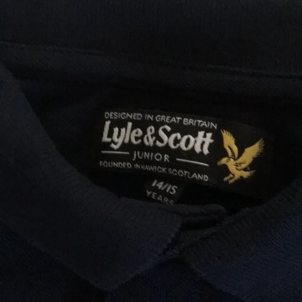 Mörkblå Lyle & Scott pikétröja. Använd 1-3 gånger. Nyskick.. T-shirts.