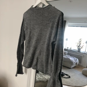 Grå stickad tröja Gina tricot strl.S  - Grå fin stickad tröja Gina tricot strl. S. Fin detalj med lite utsvängda ärmar. Normal passform. Mycket fint skick, knappt använd! Fraktkostnad ingår ej i priset. 