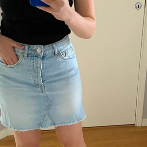 Jeanskjol🤍 - Säljer jeanskjol från Gina tricot i storlek 36 som inte längre kommer till användning. Köpare står för frakten!