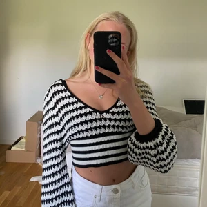 Populär tröja🤍🖤 - Säljer denna eftertraktade stickade tröja från zara🖤 Den är i storlek M men skulle säga att den passar mig bra som är normalt xs/s