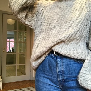Lindex Stickad tröja i ullblandning - Världens mysigaste hösttröja med balloon sleeves. Oversized och passar bra för mig som vanligtvis använder M/L. I använt skick men har många år kvar, nypris var 599. Fabrik i bra skick! Köpare står för fraktkostnad men kan även hämtas i Östermalm. 