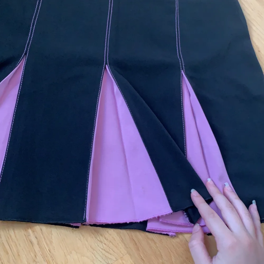 black and pink undertone pleated skirt. A bit long but if you are taller it would work as a mini skirt . Kjolar.