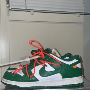 Off-White x Nike Dunk Low Pine Green - använder dem inte längre. köpta på plugmeplease                                                condition: 8/10                                                                    size: us 8 eu 41                                                                   nypris: 8 470kr                                                                   +original box                                                                        köpta för 5 900kr                                                     