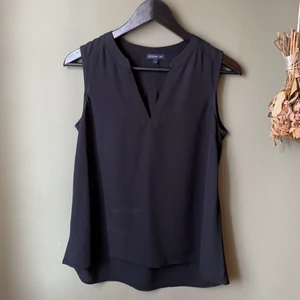 Svart topp från MQ - Tunn fin topp från MQ, märket Stockholm i storlek 36. Knappt använd!