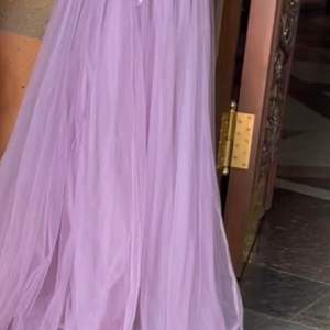 Beautiful dress . Size 36-38. very nice in purple color.                 Vacker klänning.  Storlek 36-38.  mycket snygg i lila färg.