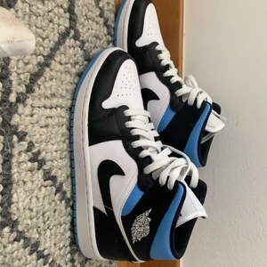 Jordan 1 mid royal black and blue - Skit snygga jordans i storlek 40/5 men är super super små i storleken och sitter som 39, har du i crease skydd blir skorna ännu mindre. Jätte bra skick bara använda 2 gånger, äkta och köpta på zalando. Nypriset är 2200kr, oskadad orginalbox kommer med skorna. Spårbar frakt tillkommer på 66kr men kan även mötas upp i Stockholmsområdet! Skriv om ni har några frågor osv, kram! Köp för 1850 ingen budgivning! Innermått 25,5 cm