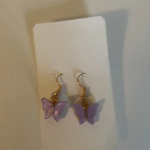 Hej,säljer dessa för 28kr +frakt - Det är ett par lilla fjärilar med guldkrok 