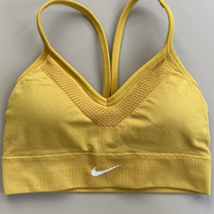 Nike sport bh! - Aldrig använt Nike sport bh!!😍 (pris kan diskuteras) Köptes för 400.