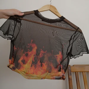 Mesh topp med eld flammor  - Svart mesh topp med eld flammor andvänd två gånger så nästan helt ny. 