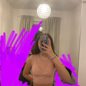 Super fin rosa crop top - (Mycket mer rosa i verkligheten) Jättefint linne från SHEIN men som e mycket bra kvalitet. Som ny och andvänts max 5 ggr. 