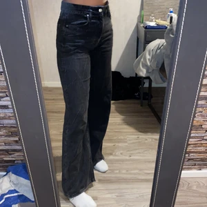 Vida jeans  - Använda fåtal gånger, bra skick. Jag har 36/38 i jeans o dessa jeans skulle jag säga passar personer med både storlek 36 och 38! 