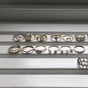 RINGAR - Massa olika ringar med olika design!!! De tre längst fram är silverfärgade och resten är guldfärgade!!! Om du tycker att någon ring är extra fin får du gärna höra av dig så skickar jag gärna fler bilder på just den ringen❤️❤️❤️ 10kr styck eller 3 för 25❤️❤️ (frakt ingår inte i priset) 