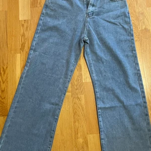 Blå jeans storlek M - Öanvenda jag köpte Shein men de är liten och passar inte mig så tänkte att sälja🥰