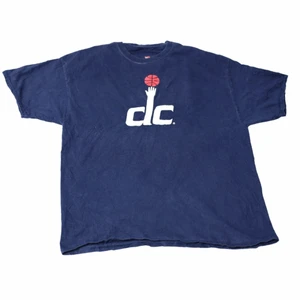 Clc- Vintage T-shirt  - En fet tröja från tidigt 00-tal och ett college basketlag. Den har ett vitt tryck och en fin mörkblå färg. Är rätt baggy men gör att köra som regular fit också. Thriftad på valeries thrift store i Los Angeles.