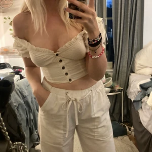 Jätte fin blus - En jätte fin blus i beige vit färg som tyvär inte kommer till användning längre och därför den säljs