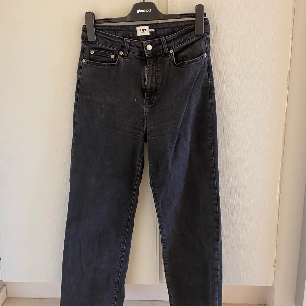 Säljer dessa superfina vida croppade jeans jag köpte för ca 2 år sen! Superfina nu till vintern. De är croppade och då perfekta till kortare personer som kanske är 162 och neråt!💕. Jeans & Byxor.