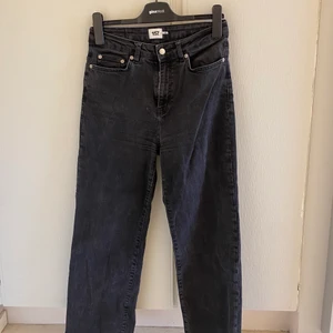 Vida korta jeans - Säljer dessa superfina vida croppade jeans jag köpte för ca 2 år sen! Superfina nu till vintern. De är croppade och då perfekta till kortare personer som kanske är 162 och neråt!💕